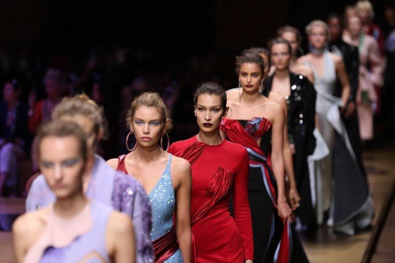 Всё, что нужно знать о кутюрном показе Atelier Versace A/W 2017