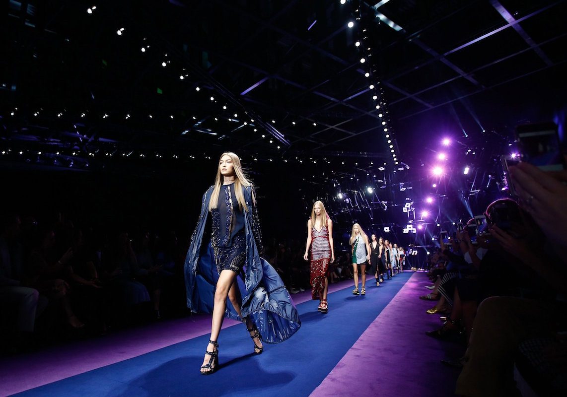Все, что нужно знать о показе Versace на Milan Fashion Week