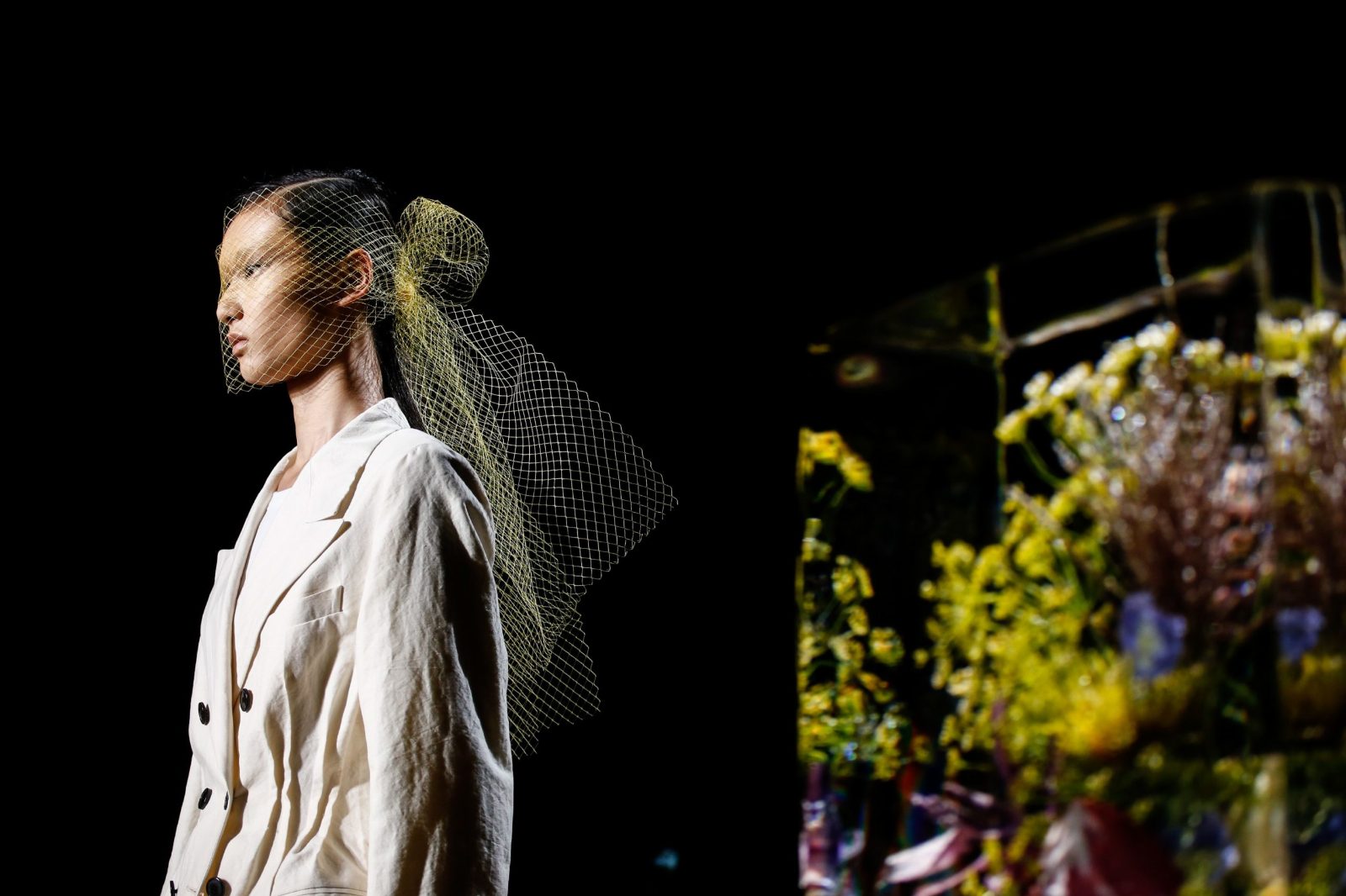 Живописные цветы в коллекции Dries Van Noten S/S'17, представленной в Париже