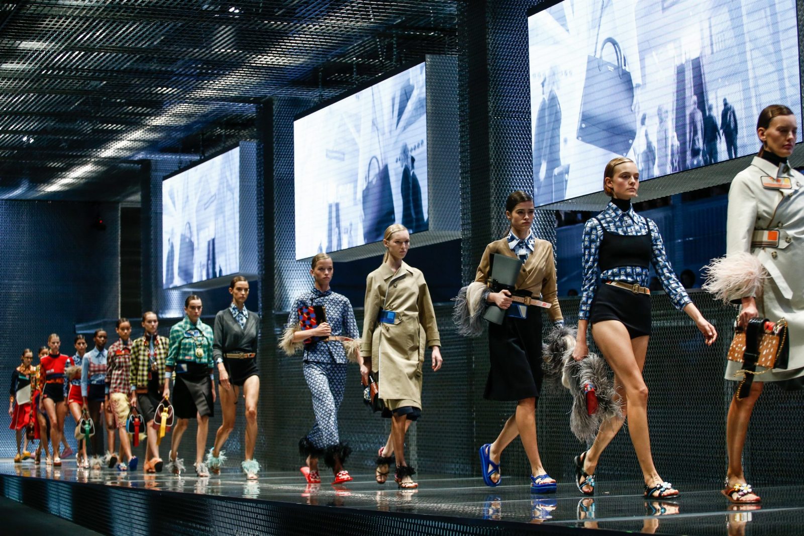 Перья, мех и цветная кожа в новой коллекции Prada Spring/Summer 2017 в Милане