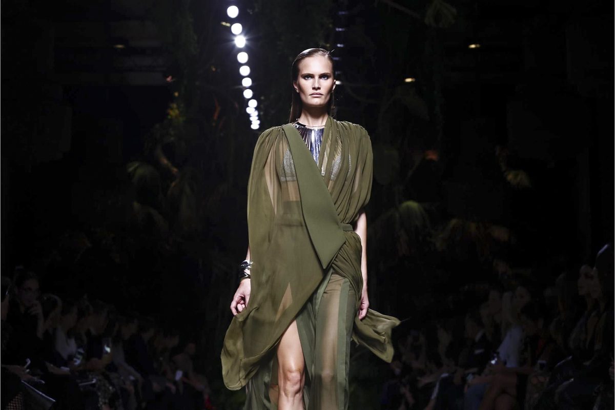 Алла Костромичева на показе Balmain S/S'17 в Париже