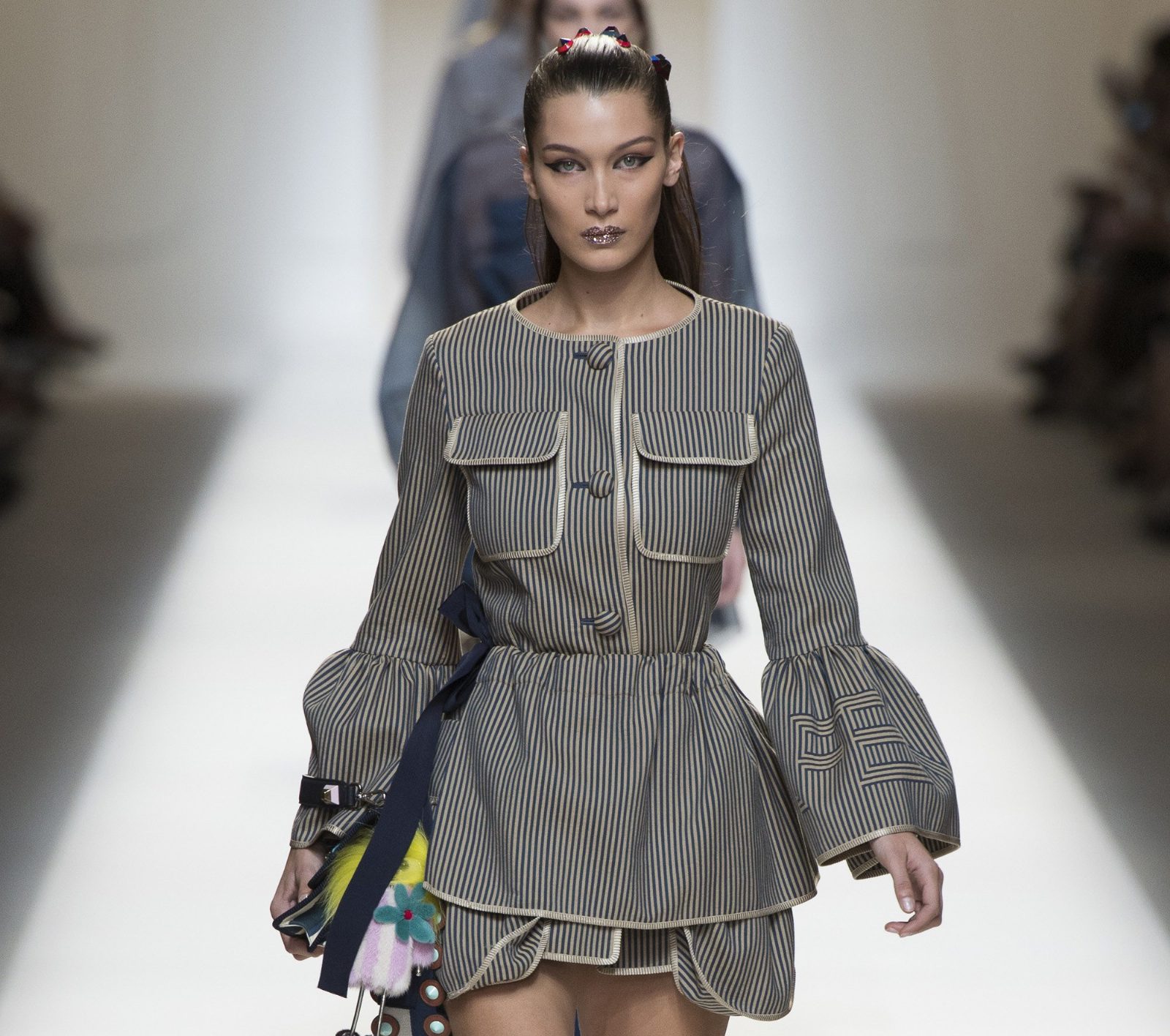 Мех и цветочные аппликации на показе Fendi Spring/Summer 2017 в Милане