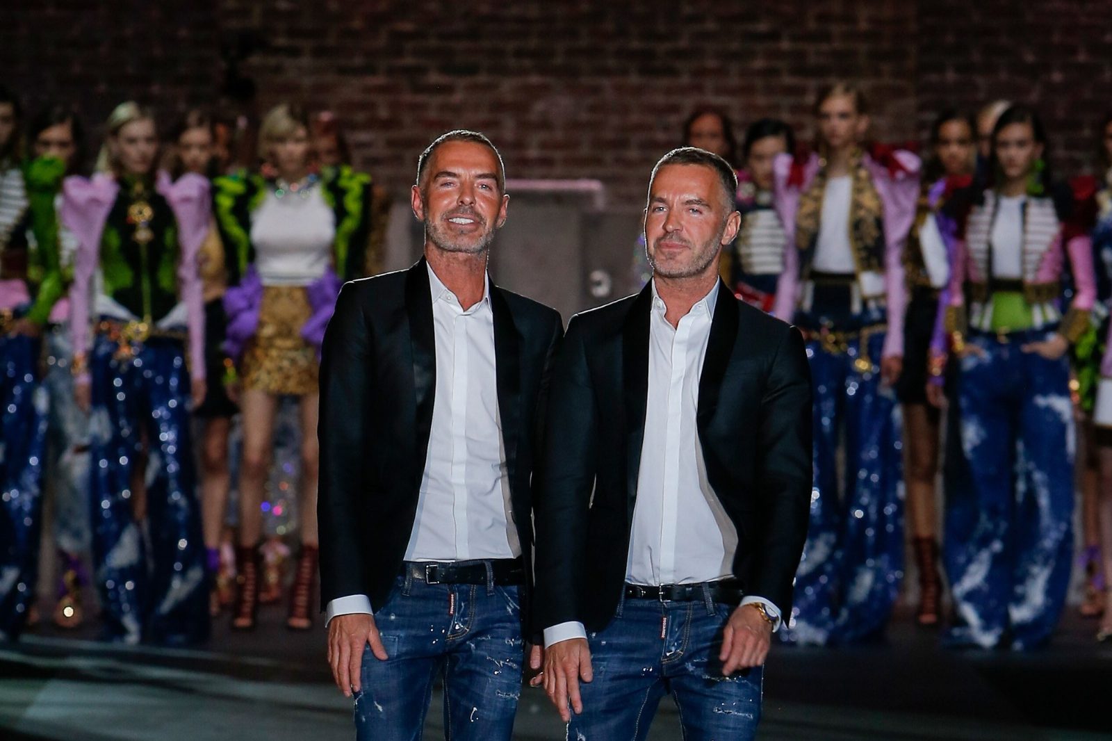 Камзолы и расшитый деним кристаллами Swarovski на показе Dsquared2 Spring/Summer 2017 в Милане