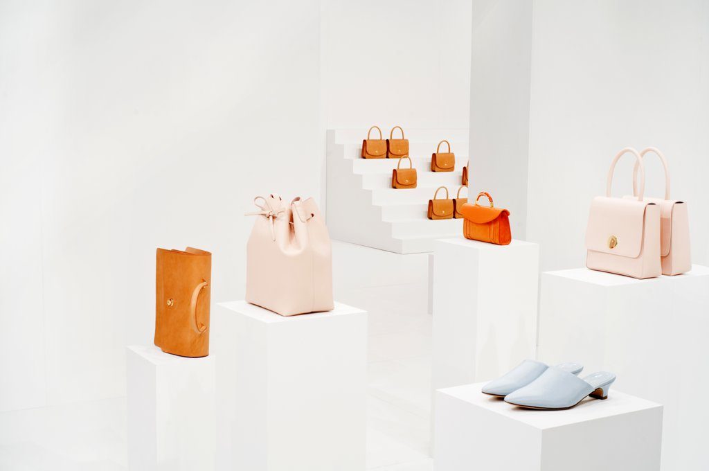 Новые формы и текстуры в презентации коллекции Mansur Gavriel
