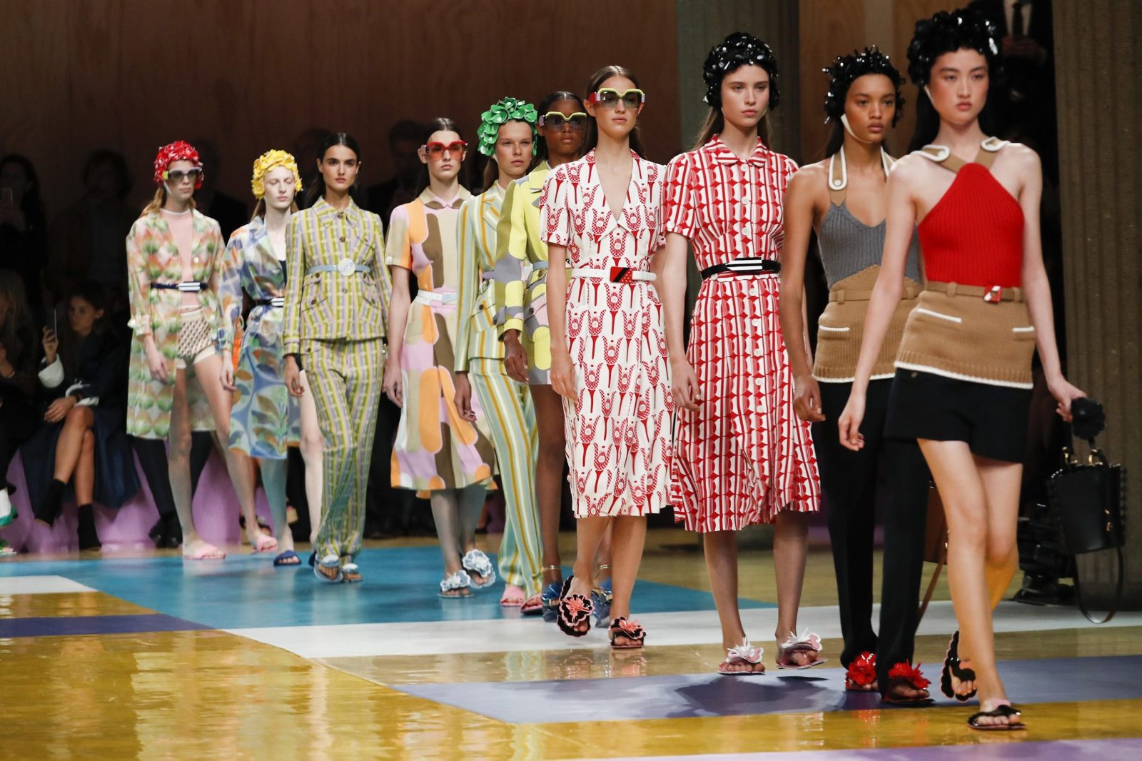 Пляжные ретро-фантазии в коллекции Miu Miu S/S'17 в Париже
