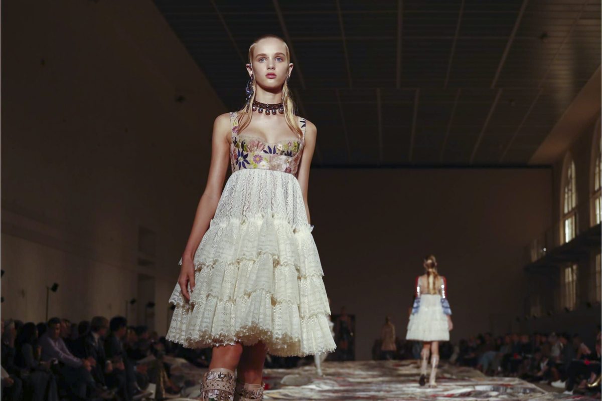 Показ Alexander McQueen S/S'17 в Париже