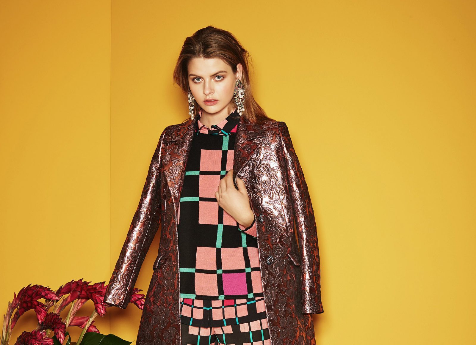 Геометрические паттерны и яркие цветы в лукбуке Etro Pre-Fall 2017