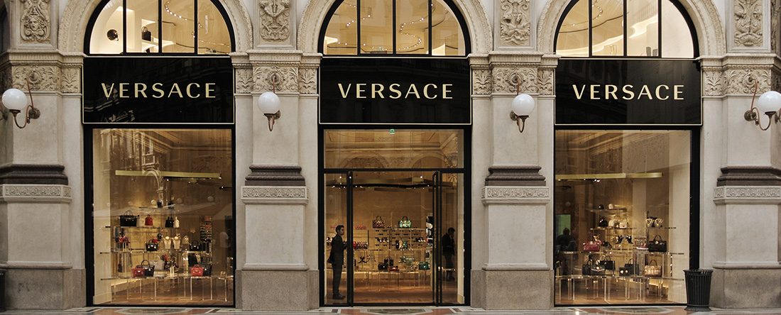 Сотрудник итальянского бренда Versace обвинил компанию в расовой дискриминации