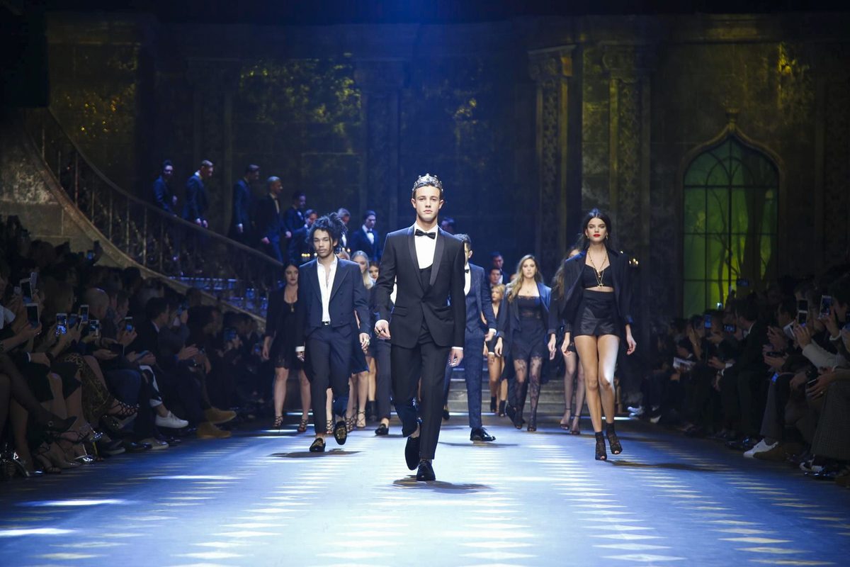 София Ричи, Соня Бен Аммар и София Сталлоне на показе Dolce & Gabbana Fall 2017 в Милане