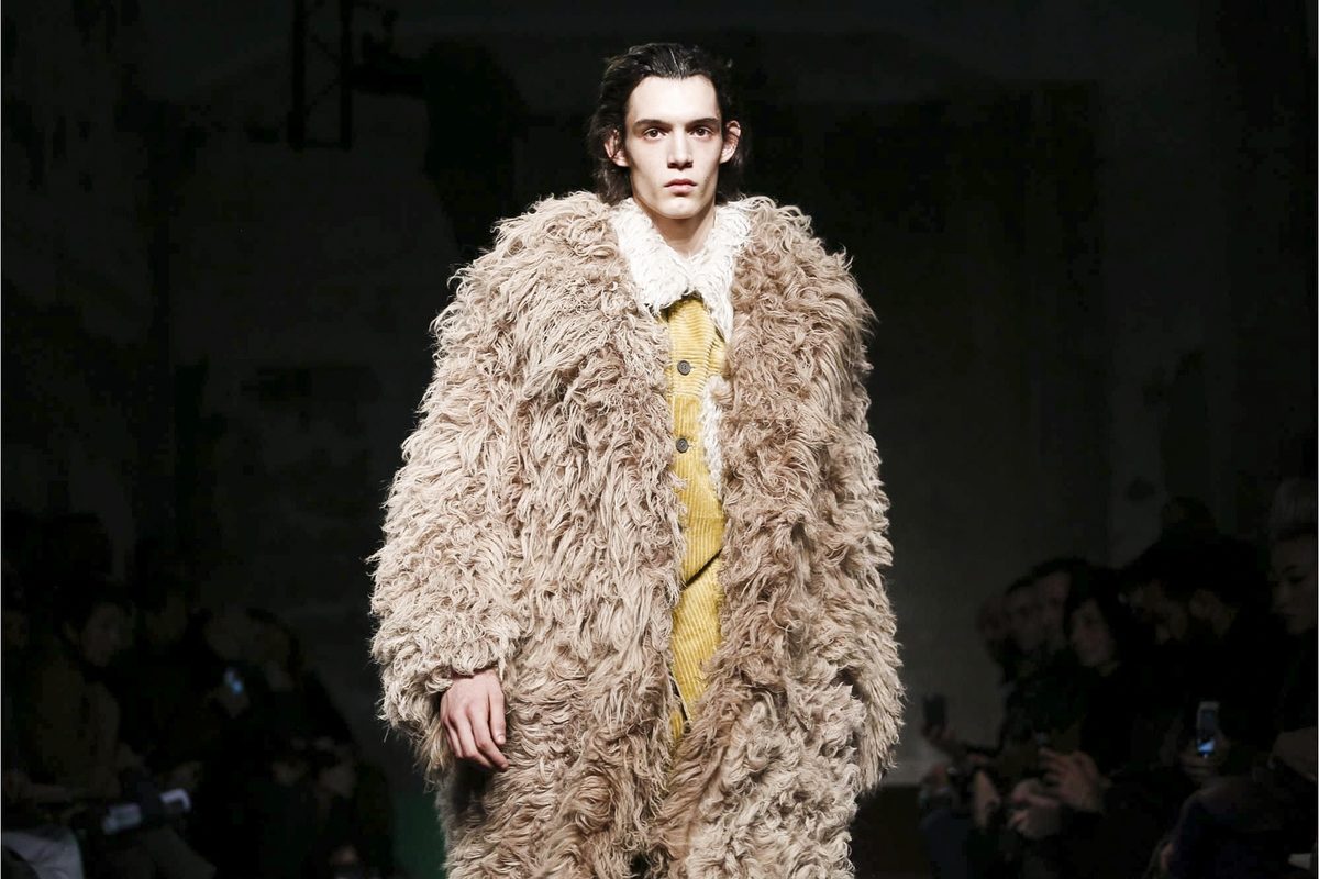 Яркие цвета, обилие меха и возвращение пижамного стиля в коллекции Marni Fall 2017
