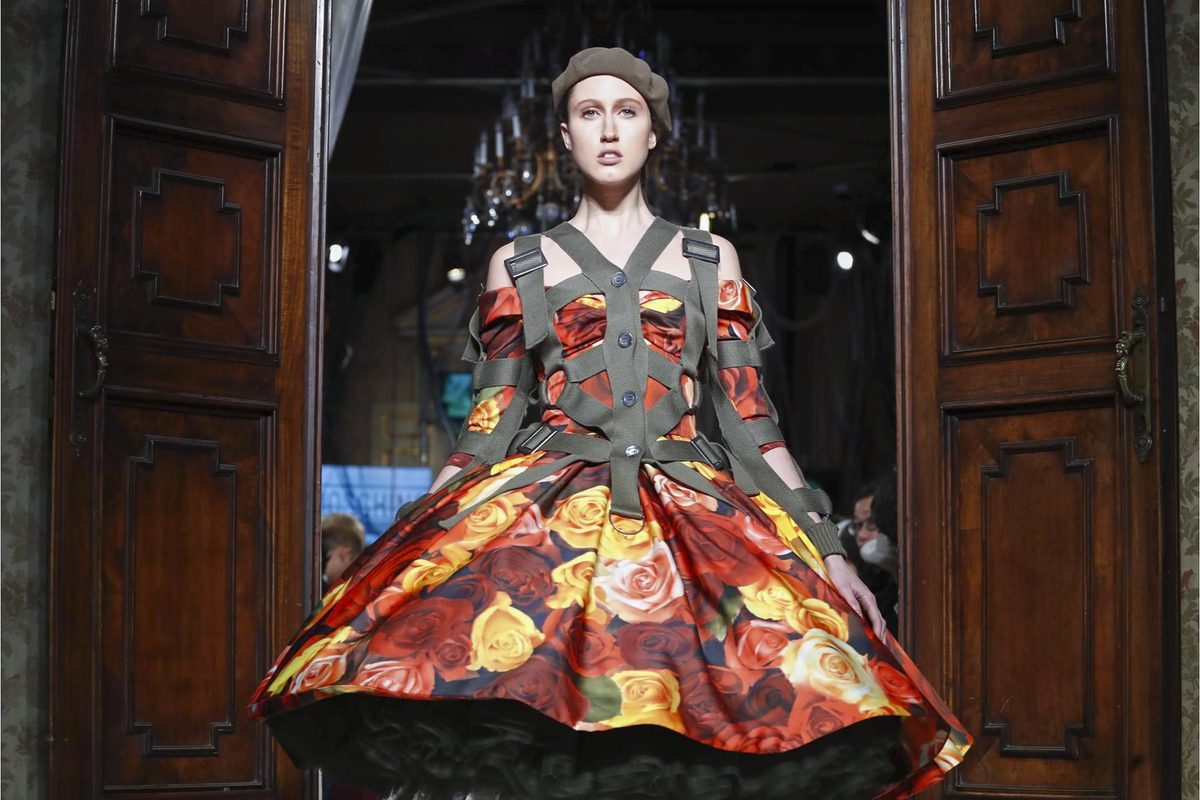 Военная тематика и камуфляж на показе Moschino Fall 2017 в Милане