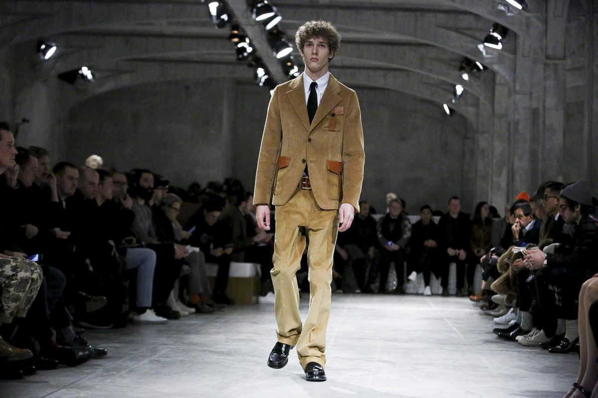 Мотивы 70-х на мужском показе Prada Fall 2017 в Милане