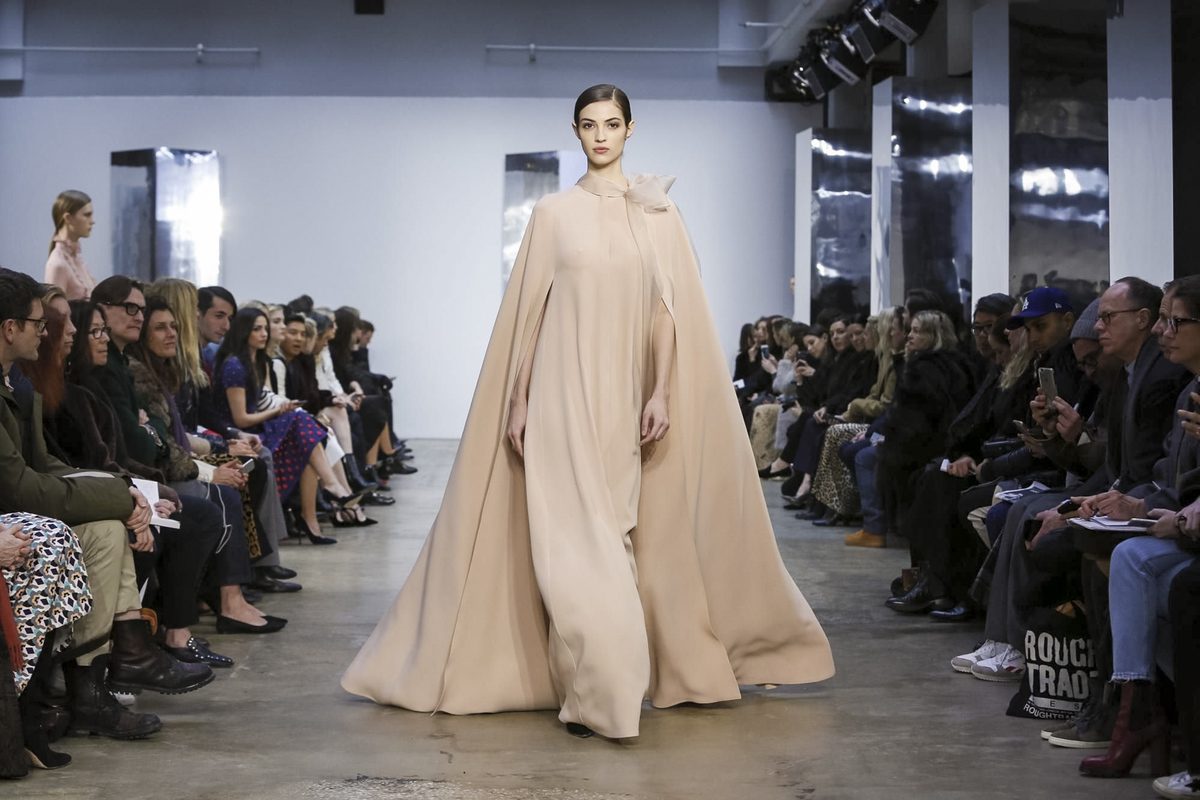 Простые силуэты на показе Carolina Herrera FW 17-18