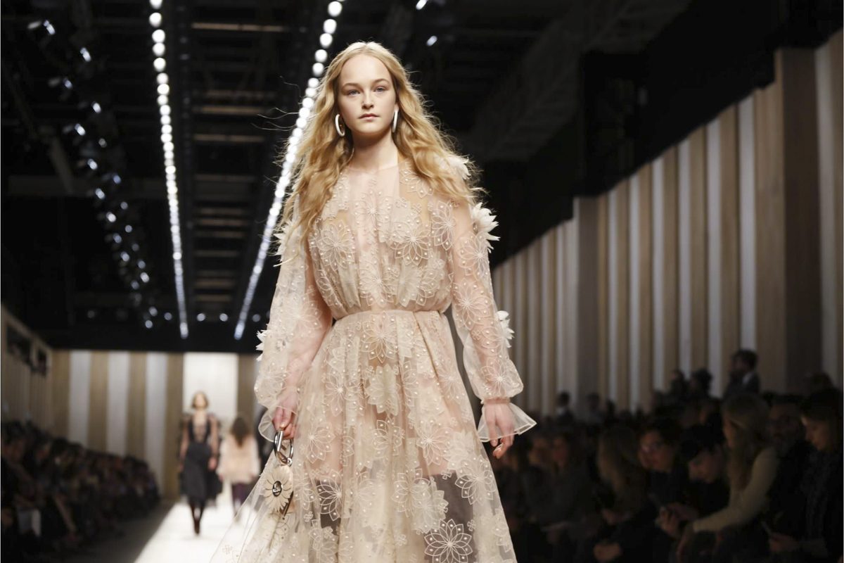 Перфорация на ткани и темный мех в коллекции Fendi FW 17-18