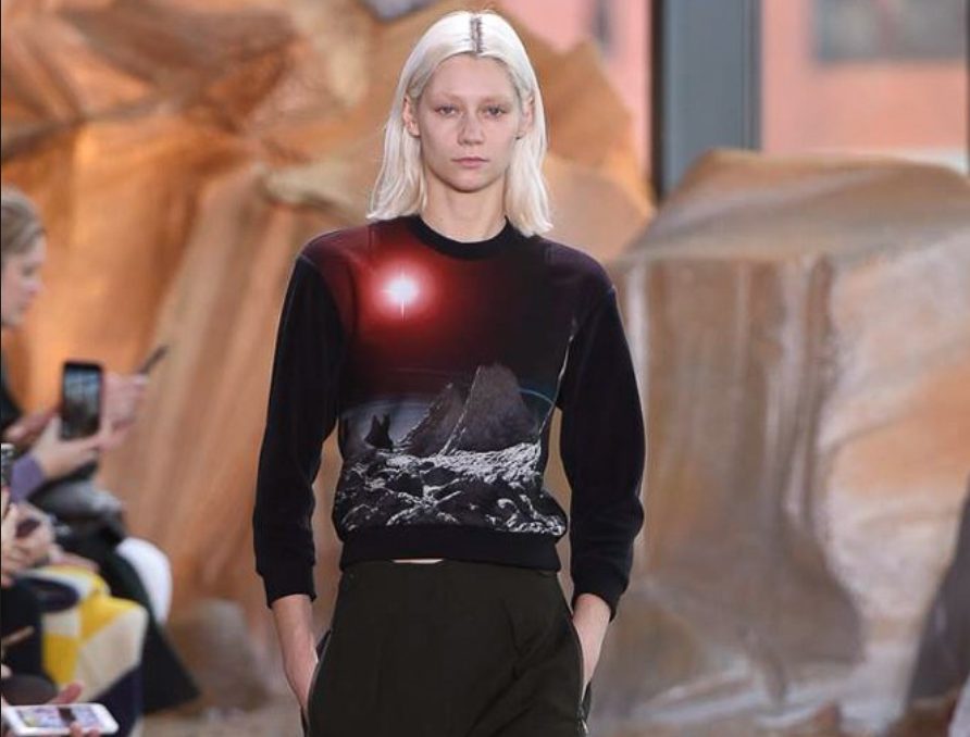 Космос и соседние Галактики на показе Lacoste FW 17-18