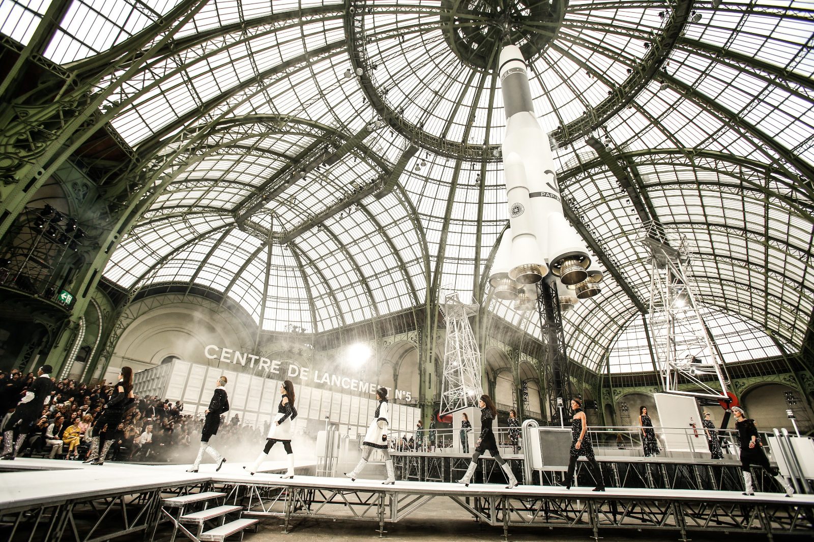 Космическая одиссея: Показ Chanel FW 17-18
