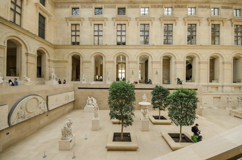 Не искусством единым: В Лувре пройдет показ Louis Vuitton