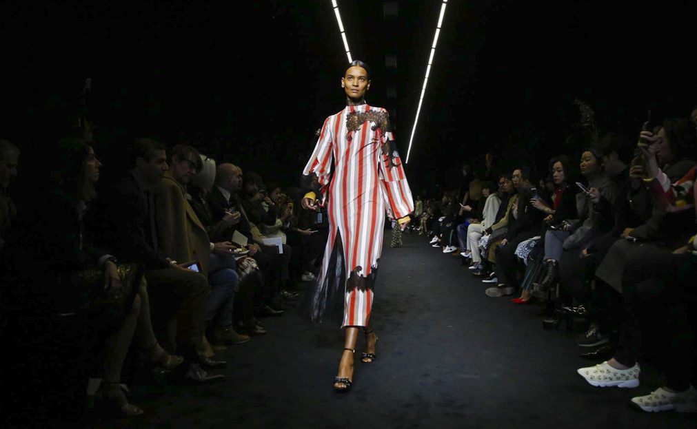 Мех, цветная кожа и кружева в коллекции Loewe FW 17-18