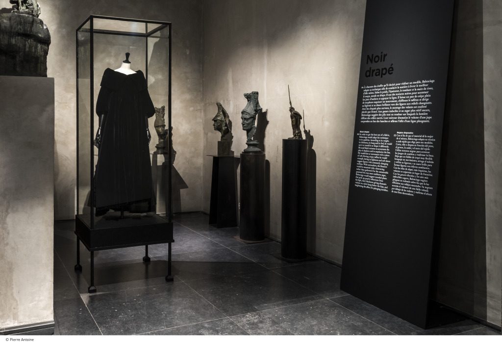 Back to Black: Французский бренд Balenciaga организовал выставку черных платьев