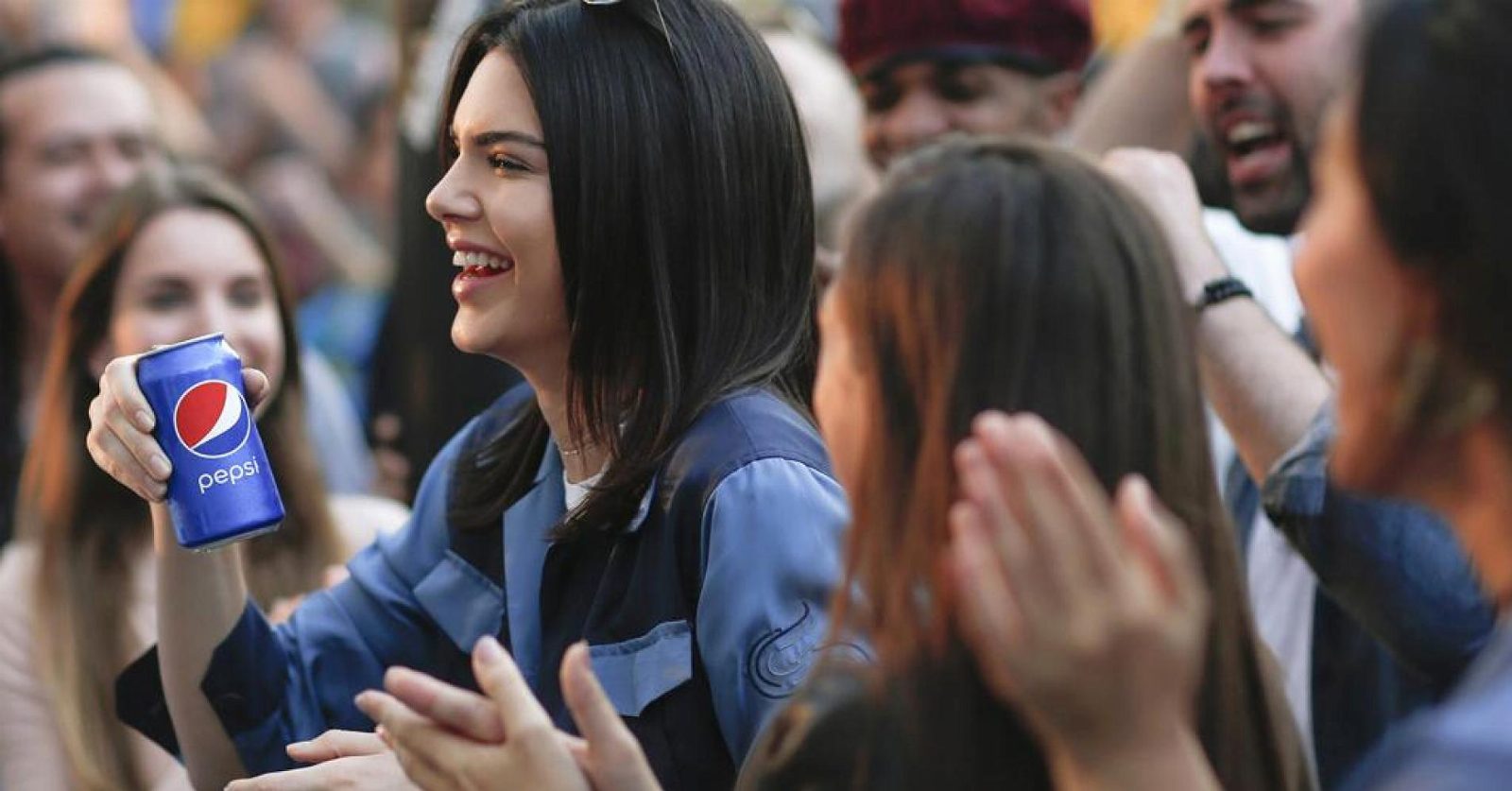 Кендалл Дженнер положила конец расизму в новой рекламе Pepsi