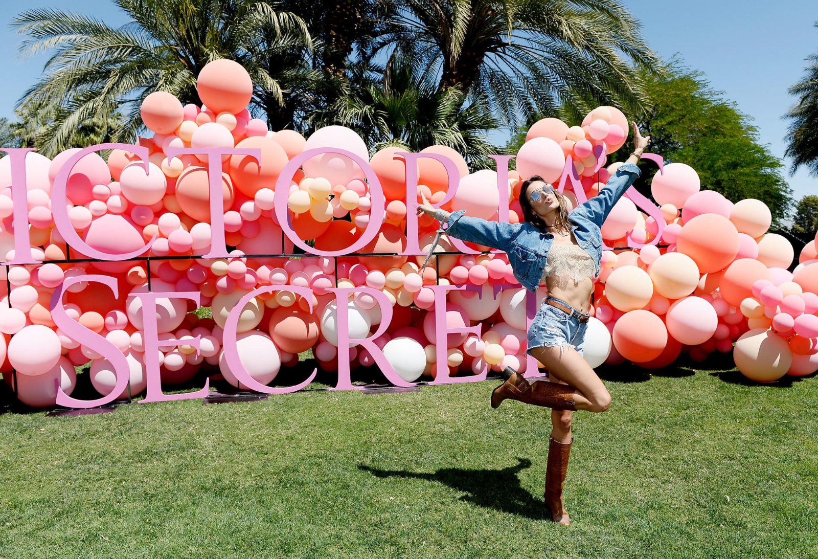 Модели Victoria's Secret рассказали о стиле на фестивале Coachella