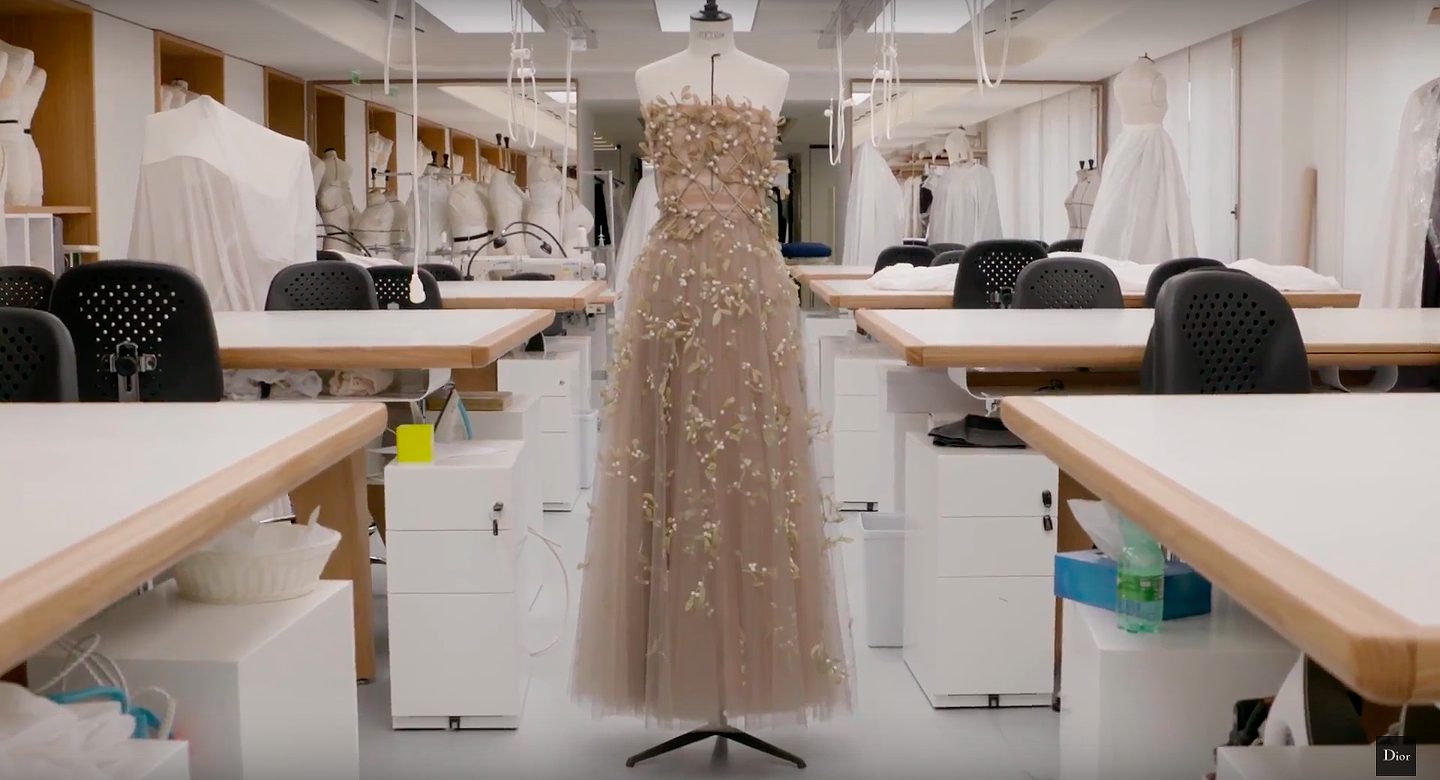 Как разрабатывались кутюрные наряды Christian Dior для показа в Токио