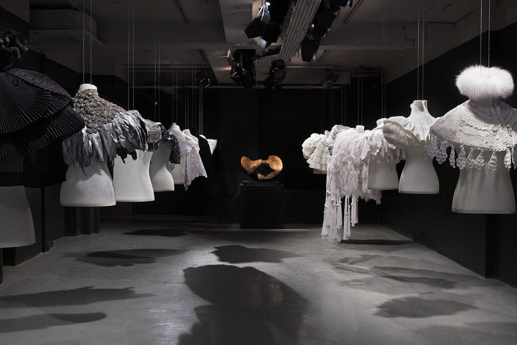 Бренд Burberry организует выставку накидок The Cape Reimagined в Нью-Йорке и Лос-Анджелесе