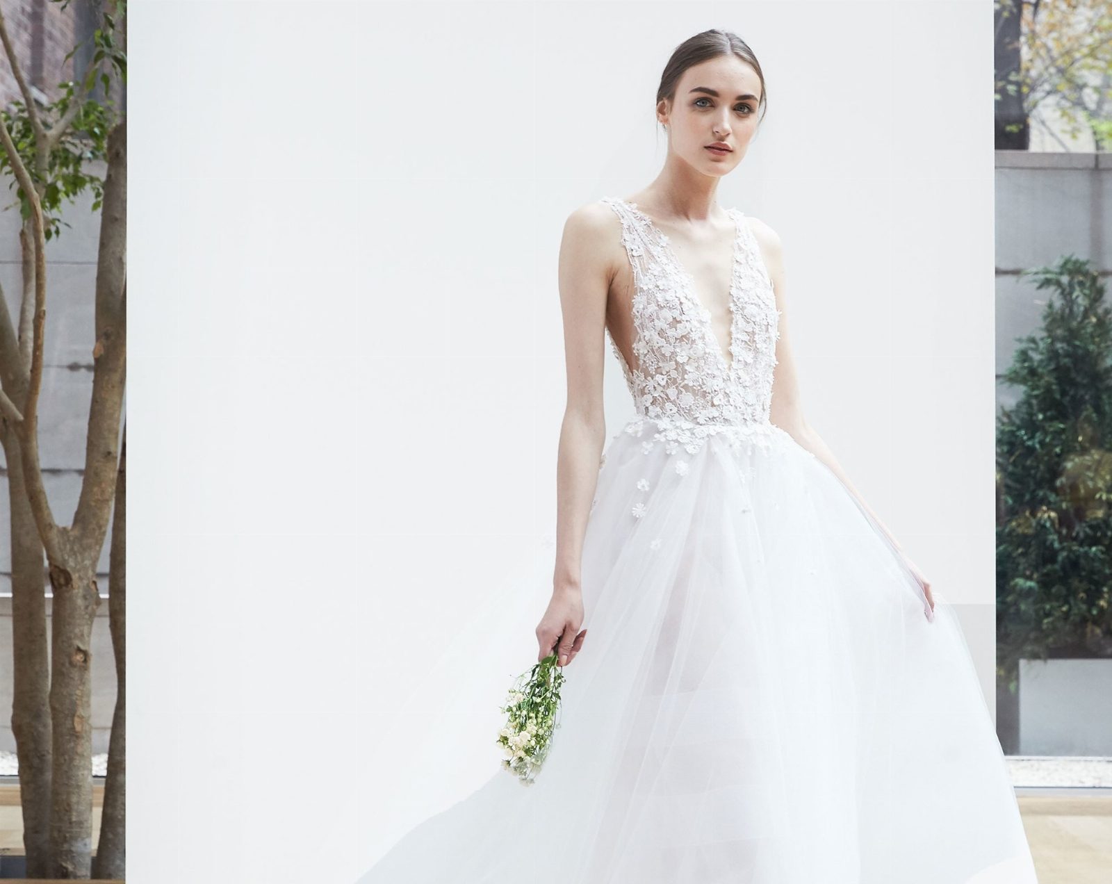 Цветочные мотивы в свадебной коллекции Oscar de la Renta 2018
