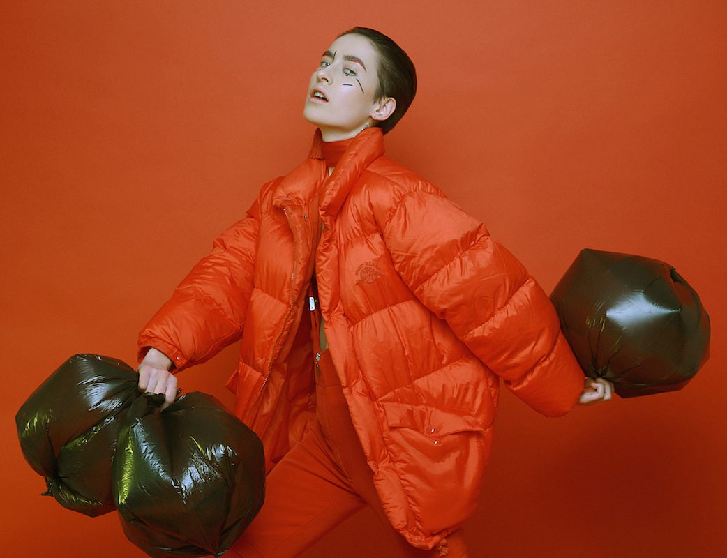 «Когда я снимаю, мне не жарко и не холодно, не нужно есть или спать»: Виктория Темнова о стиле 90-х, искусстве секонд-хенда и чуде импровизации