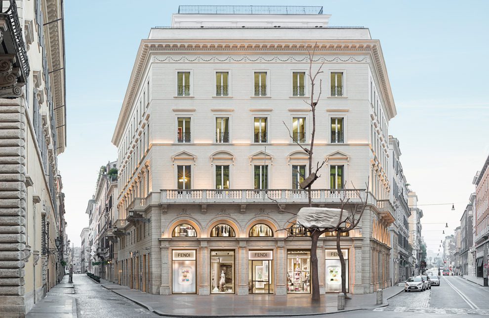 Итальянский бренд Fendi подарил Риму скульптуру