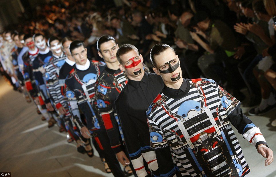 Givenchy проведет показ мужской коллекции в своем шоуруме