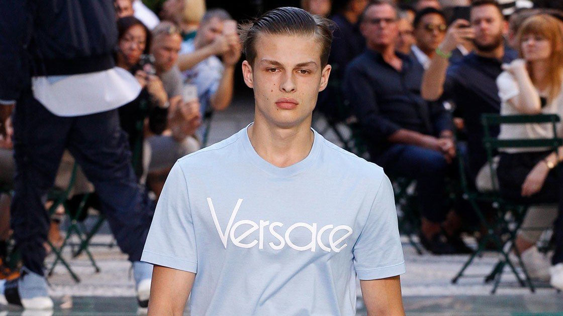 Ностальгия по 80-м и 90-м в мужской коллекции Versace весна-лето 2018