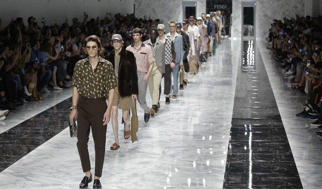 Прагматичная реальность и наивные принты в мужской коллекции Fendi весна-лето 2018