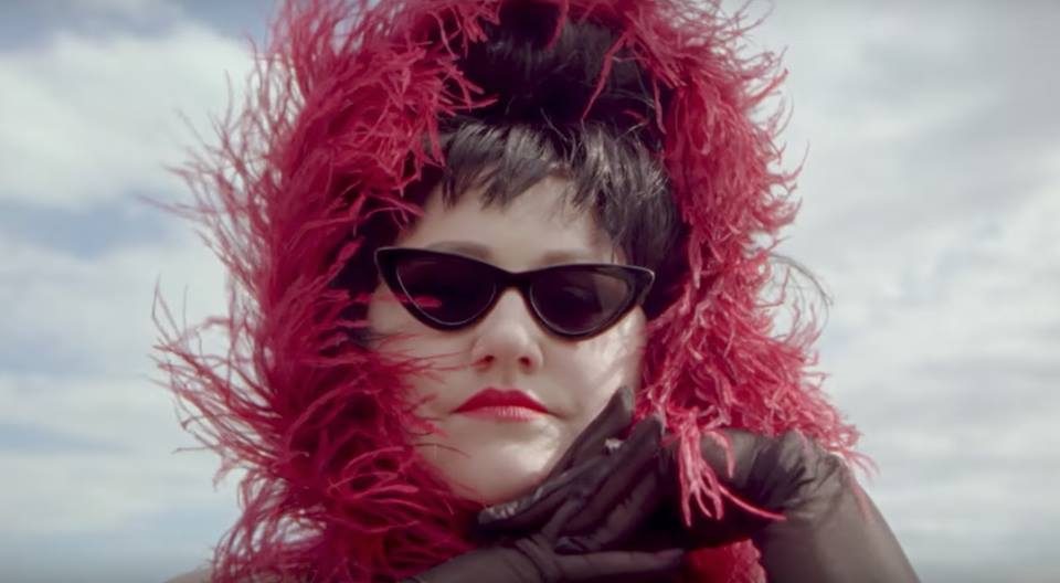 Бет Дитто танцует на улицах Нью-Йорка в видео для Vogue