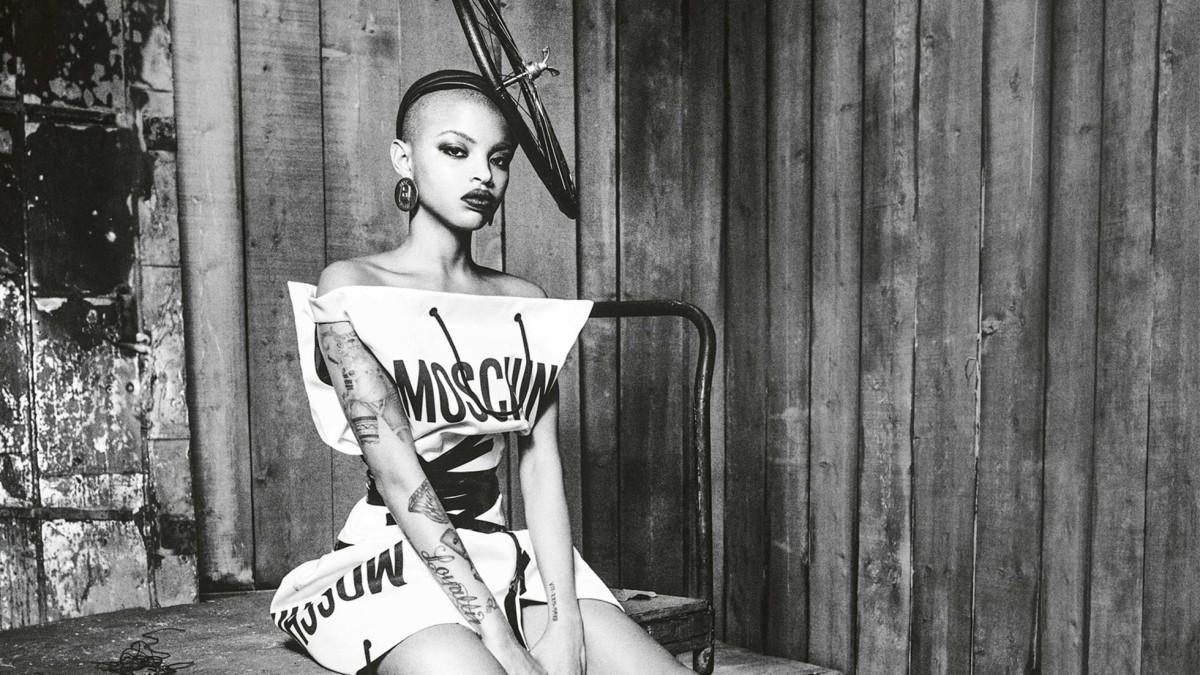 Бумага, дерево и вечерние наряды в новой рекламной кампании Moschino
