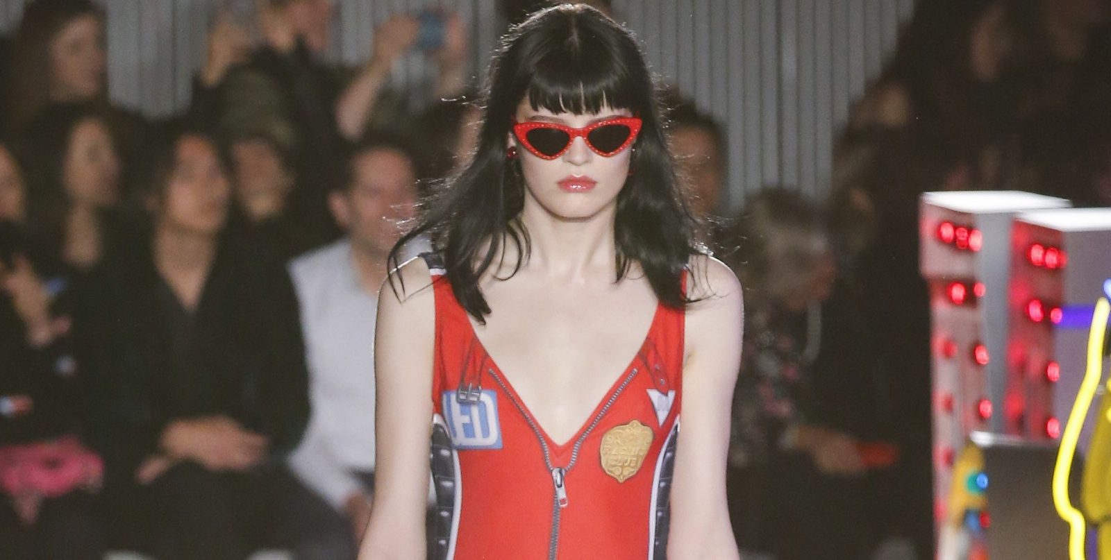 Греховный Лас-Вегас в новой круизной коллекции Moschino 2018