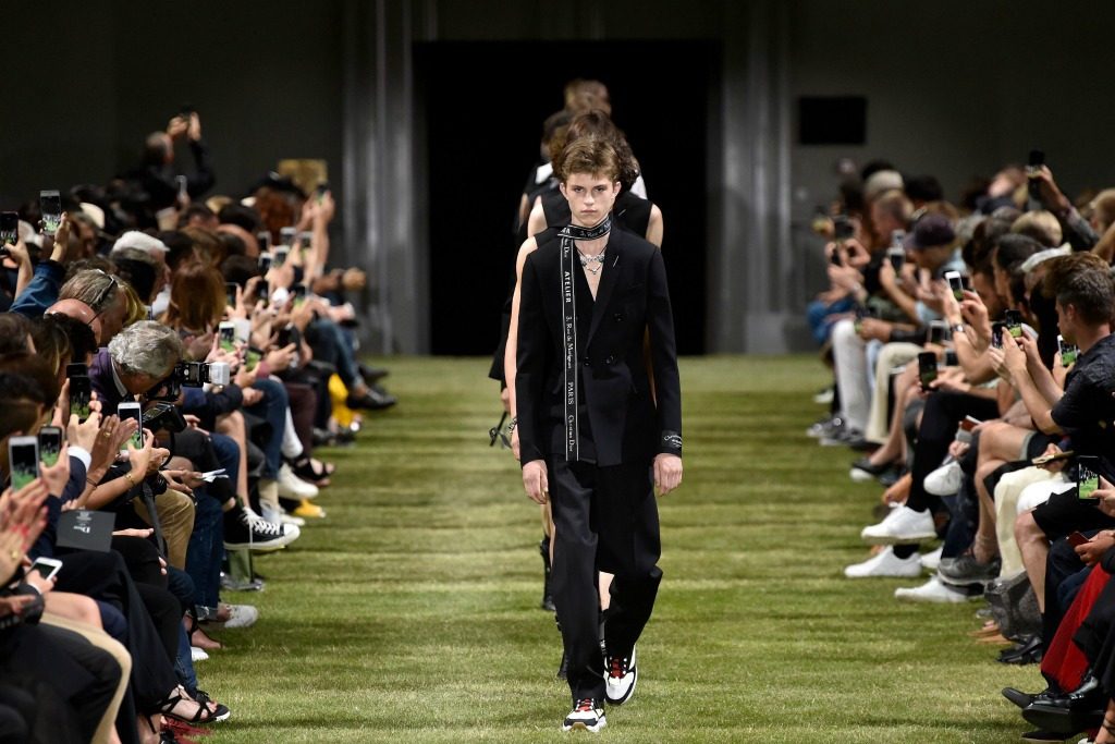 Эксперименты с костюмом в мужской коллекции Dior SS'2018