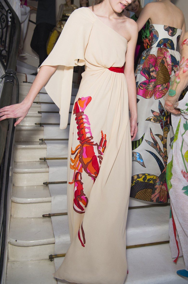 00-holding-Schiaparelli