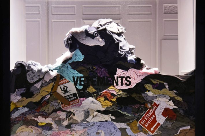 Витрина с мусором от Vetements