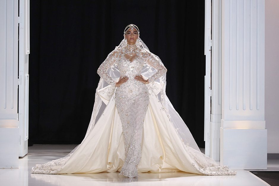 Блестящая бахрома и смелые эксперименты в коллекции Ralph & Russo Couture FW’17
