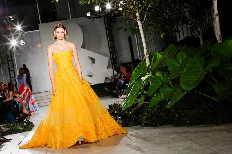 15 лучших образов коллекции Carolina Herrera SS'18