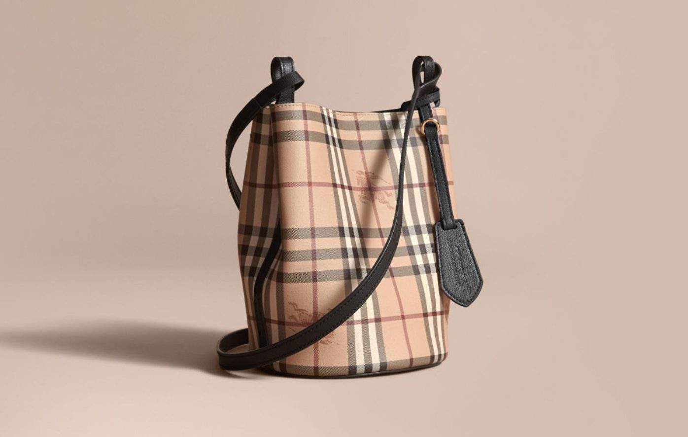 Burberry будут делать аксессуары из обрезков кожи