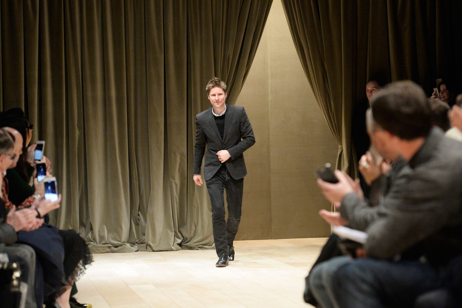 1468243570-christopher-bailey-burberry