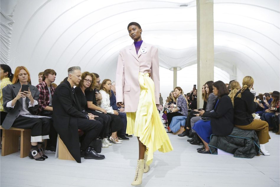 Образцовый минимализм в деталях коллекции Céline SS'18
