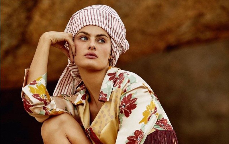 Изабели Фонтана купается в болоте и кормит кур в новой съемке для Vogue Brazil