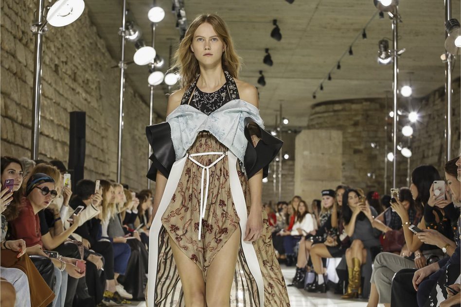 Неопределенная эпоха: коллекция Louis Vuitton SS’18 в Лувре