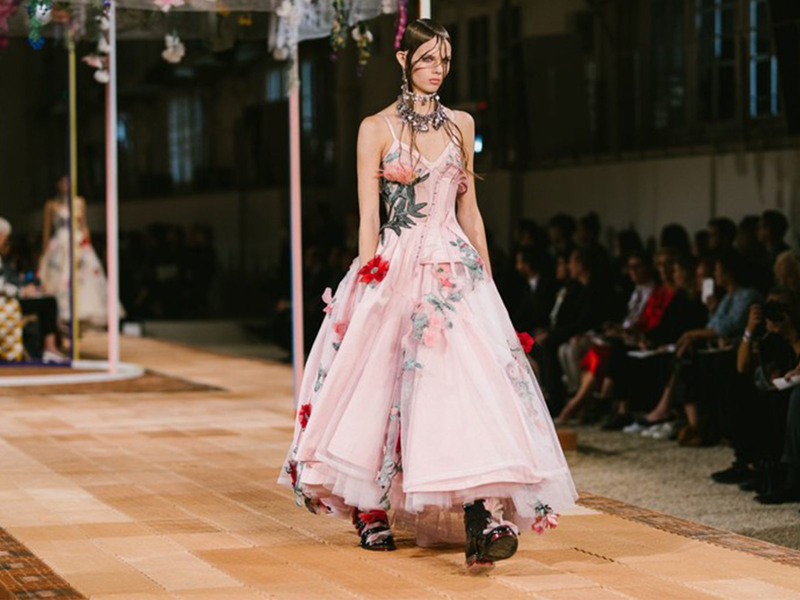Англо-французские аристократки в коллекции Alexander McQueen SS’18