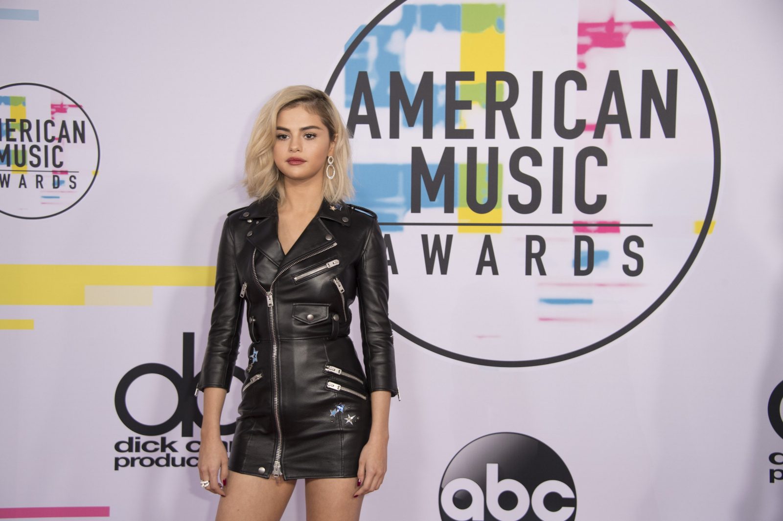 10 лучших образов красной дорожки American Music Awards 2017