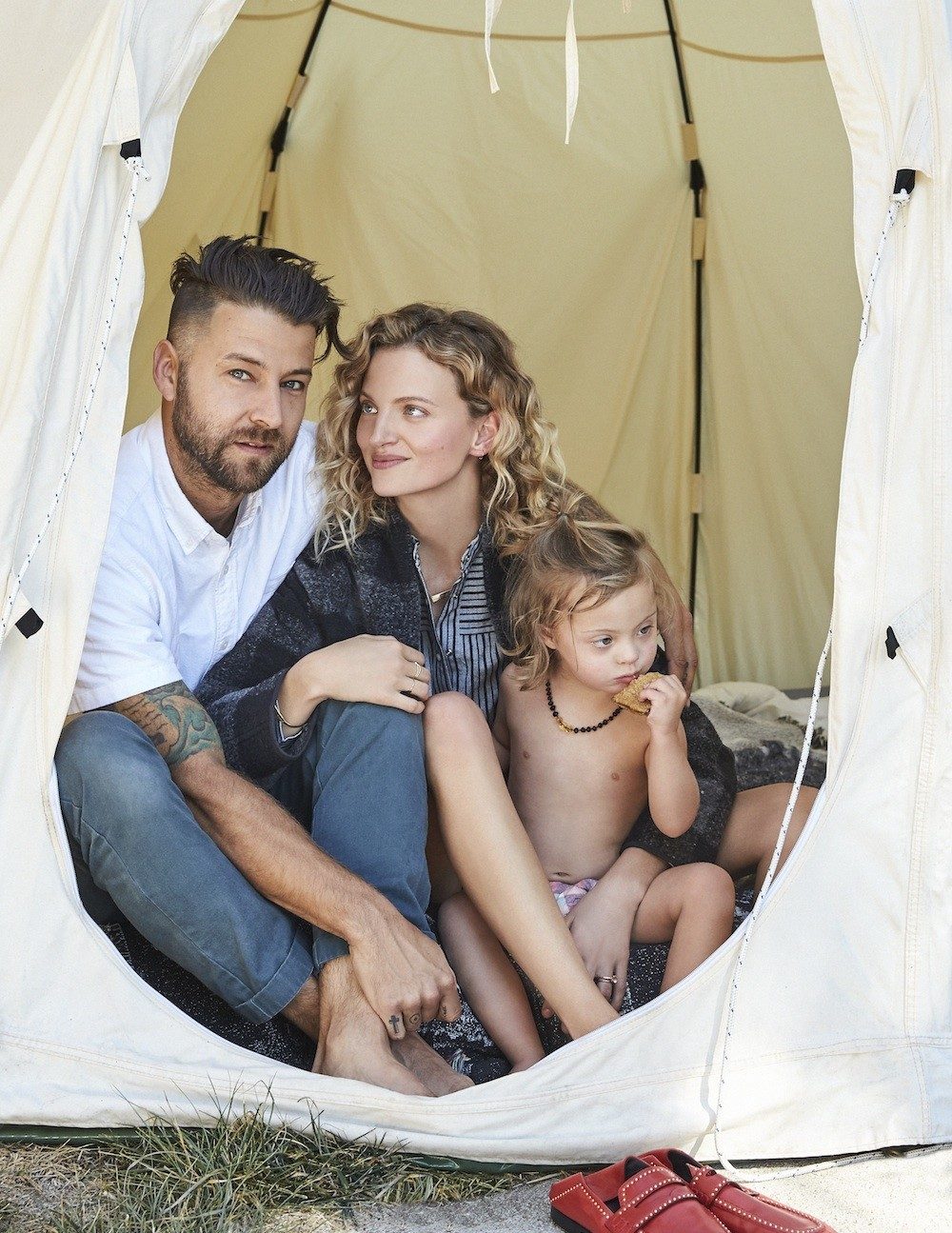 model-amanda-booths-droombestaan-in-een-boshuis-in-la-met-zoontje-mica-in-de-nieuwe-vogue-living-10785