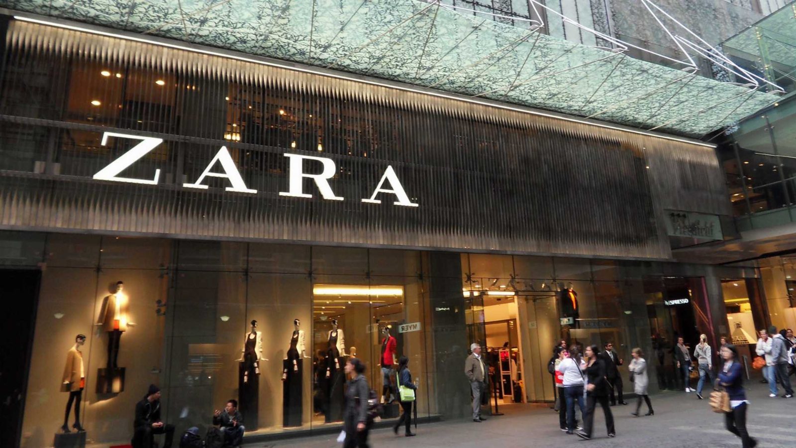 Zara в центре скандала: покупатели Стамбула находят странные бирки
